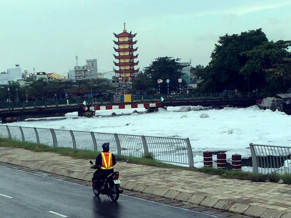 Bọt trắng nổi như